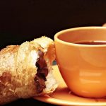 Café y choco-croissants